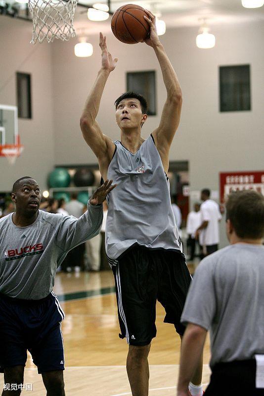 易建联二世: 2米10摸高3米69! 被杜锋李楠弃用!