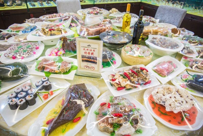 游客在新疆景区遇天价盛宴,价值50万的一桌菜还曾获特等奖