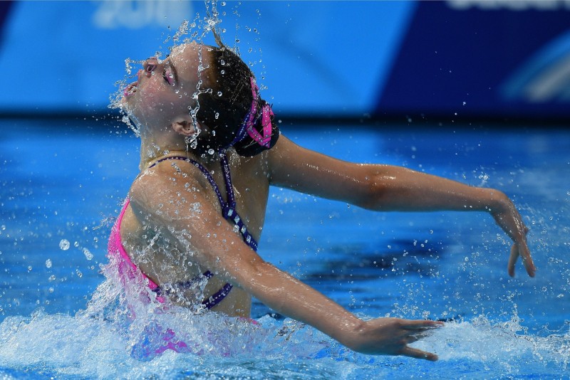 请救救海洋花样游泳少女与塑料垃圾共舞表演画面相当震撼