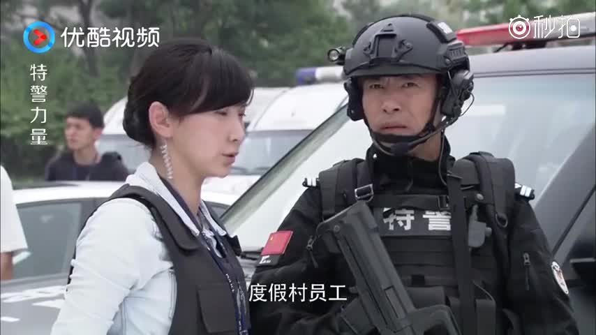特警力量:特警有勇有谋,从门缝底下都能看见熊三的一举一动!