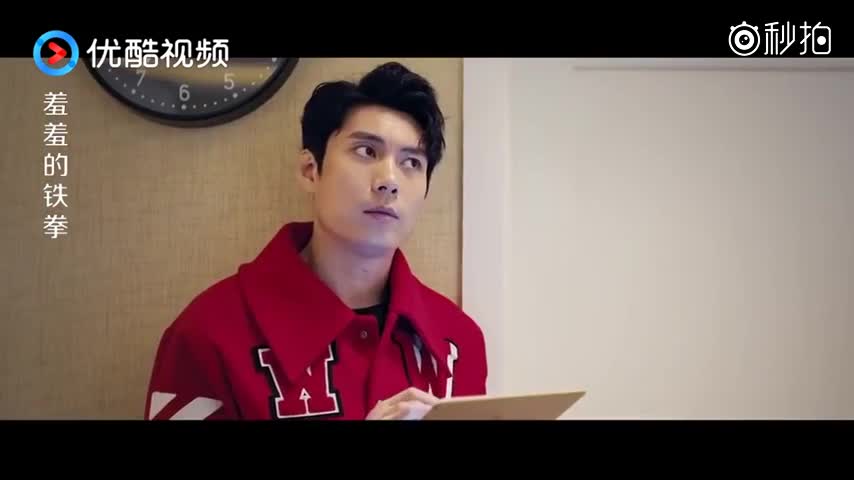 羞羞的铁拳:男子捧花找马小,不料到男友来了,发现衣柜还有个人