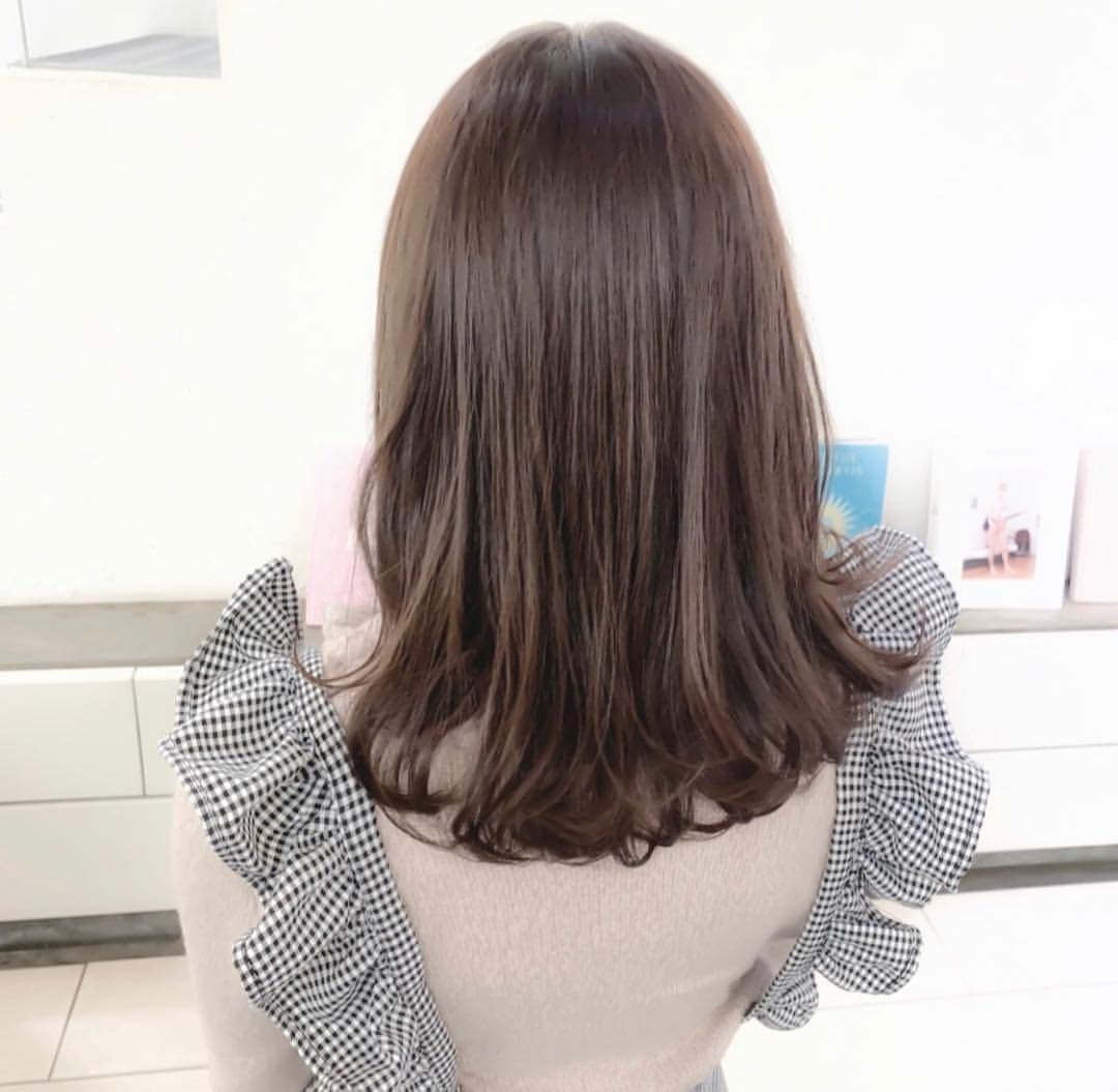 发尾做微卷这样的发型时尚又流行