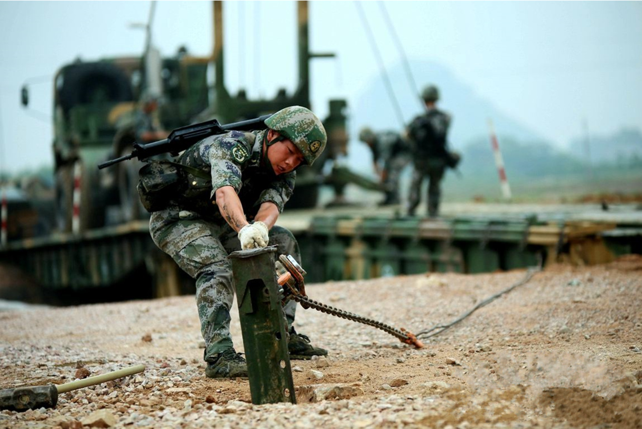 在解放军部队里面,工兵真的只是负责排雷的吗?