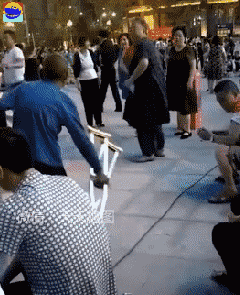 爆笑gif图:看到大妈在跳舞,大爷不再把拐拄!