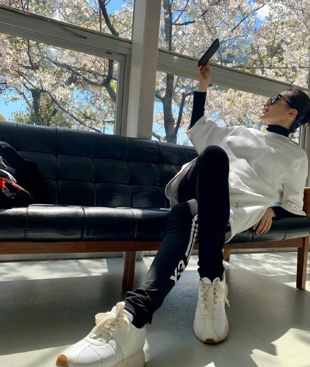 此次许晴晴在微博晒出一组在窗边拍樱花的照片,照片中许晴一身运动