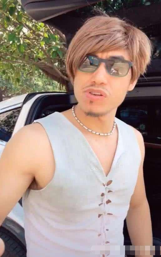 长相的原因受到了大家的关注,这位小哥哥的长相酷似张耀扬扮演的乌鸦