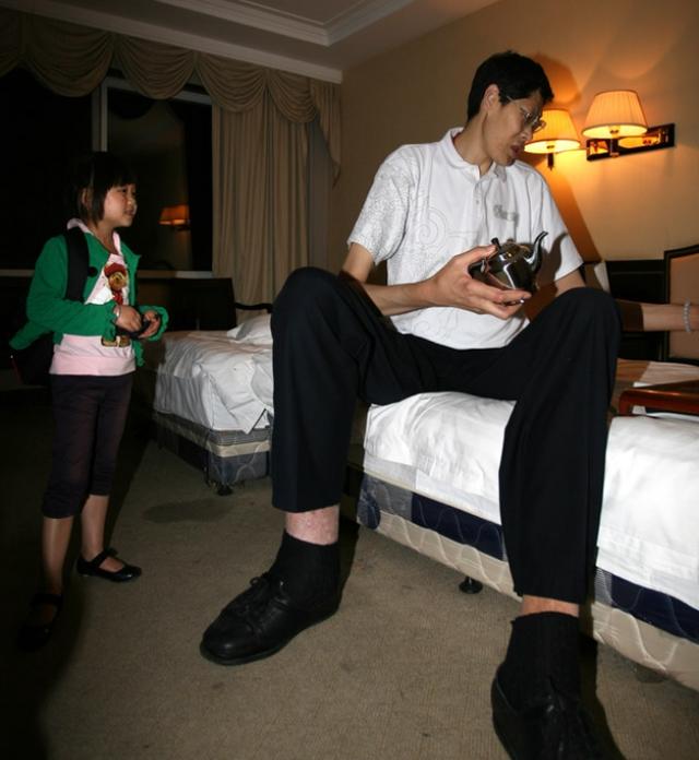 2米42中国巨人娶1米65娇妻 结婚19年未孕 直言 生活很不方便