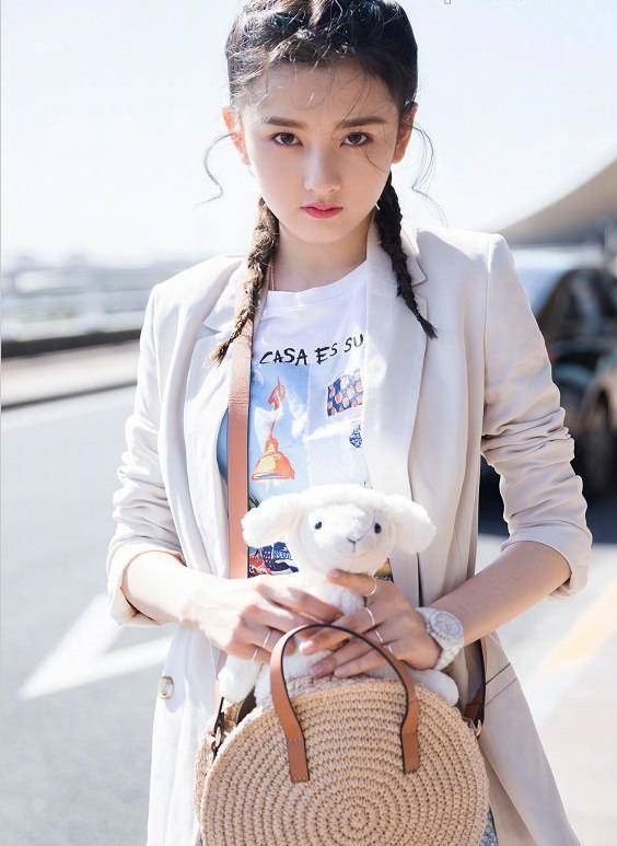 宋祖儿扎两个麻花辫可爱极了,在机场和记者玩起了互拍,画面真美