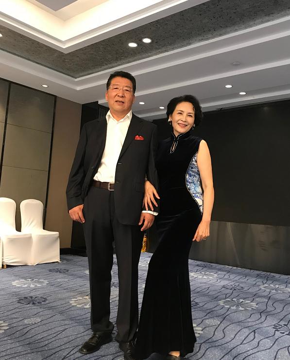 宋晓英携神秘丈夫亮相,两人结婚多年低调成迷,罕见秀恩爱超甜!