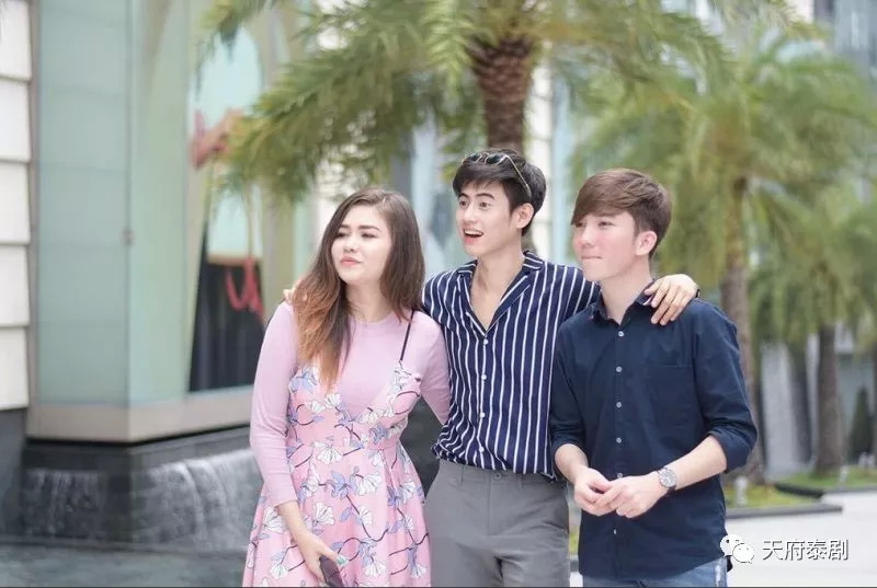 不期而爱剧组保姆车着火 全车生还!