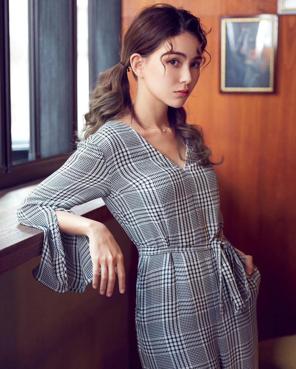 虽说她的身高不算很高,可是她的身材比例好,穿上阔腿裤与西服套装都