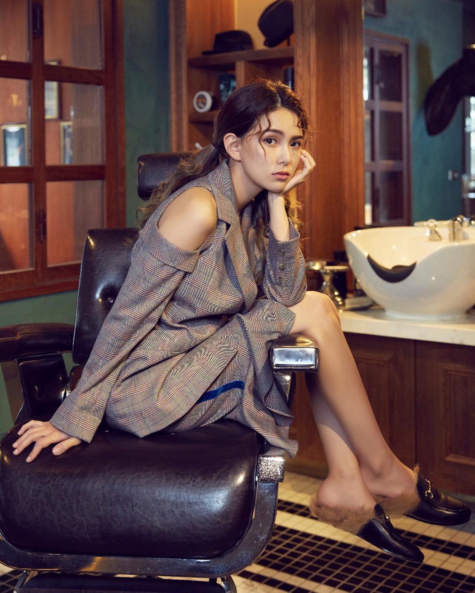 昆凌将格纹套装穿得这么有型?搭配卷发双马尾,依旧还是少女样儿