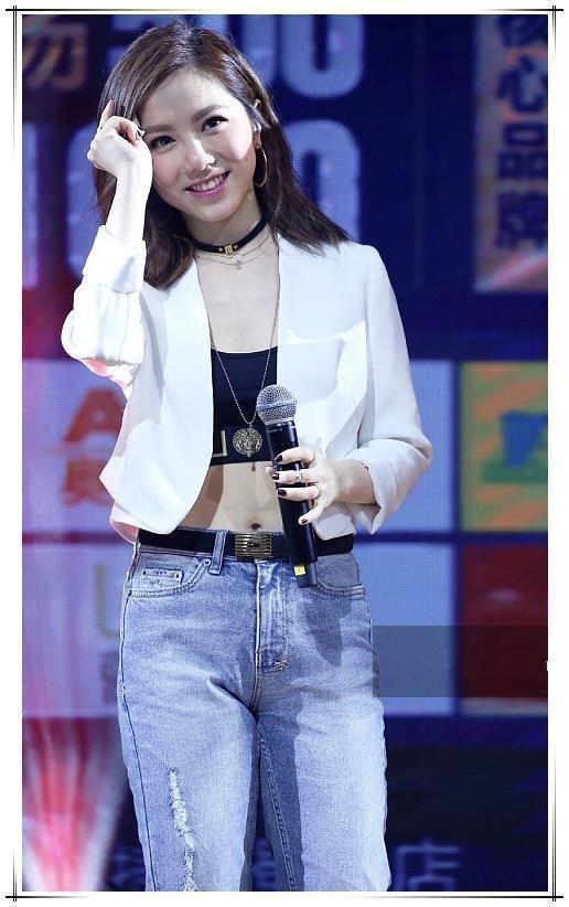 邓紫棋破洞牛仔裤尽显活泼,手中的东西,暴露性格!