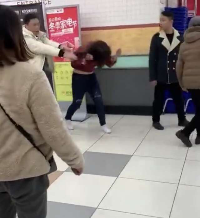 四川一男子商场内持续暴力殴打女售货员,出手凶残令人发指