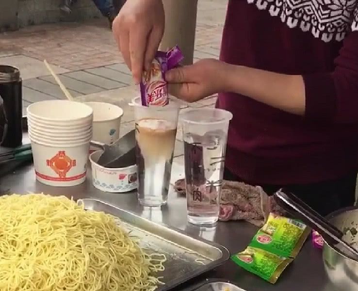 大叔开路边摊卖不长肉的奶茶这原料有种熟悉的感觉