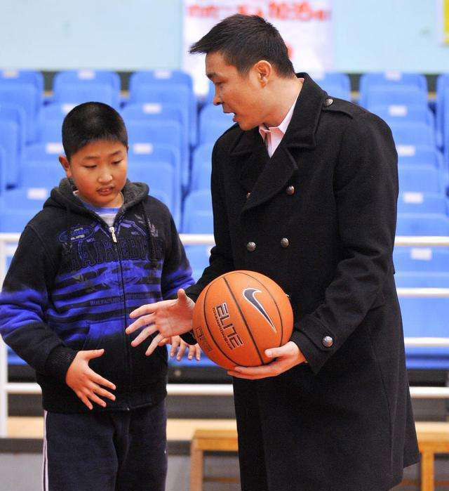 刘玉栋一家近照:妻子改行成医生,儿子身高超1米9不打球已上大学