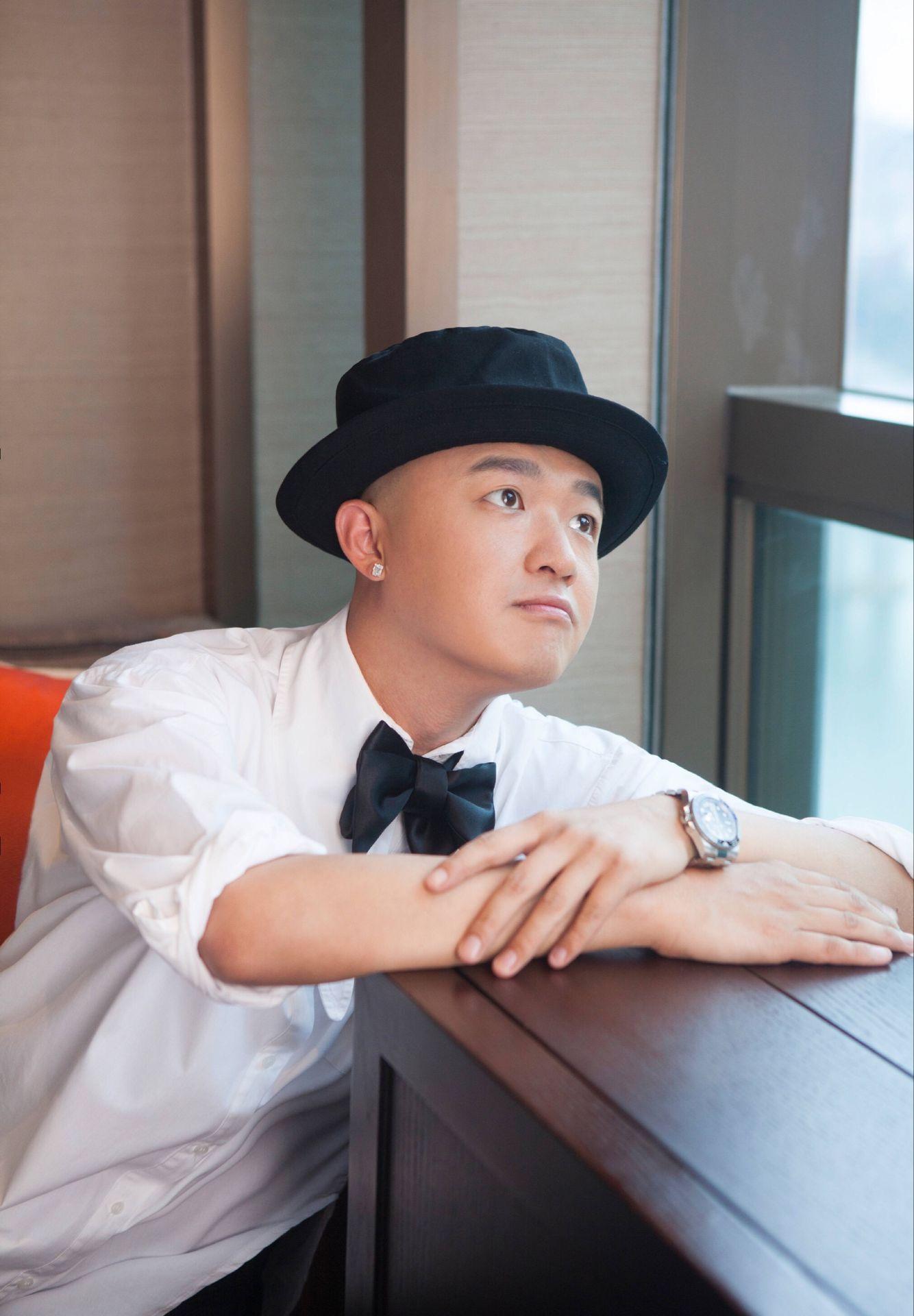 胖胖的包贝尔,身穿衬衫够简单,气场看起来却很强