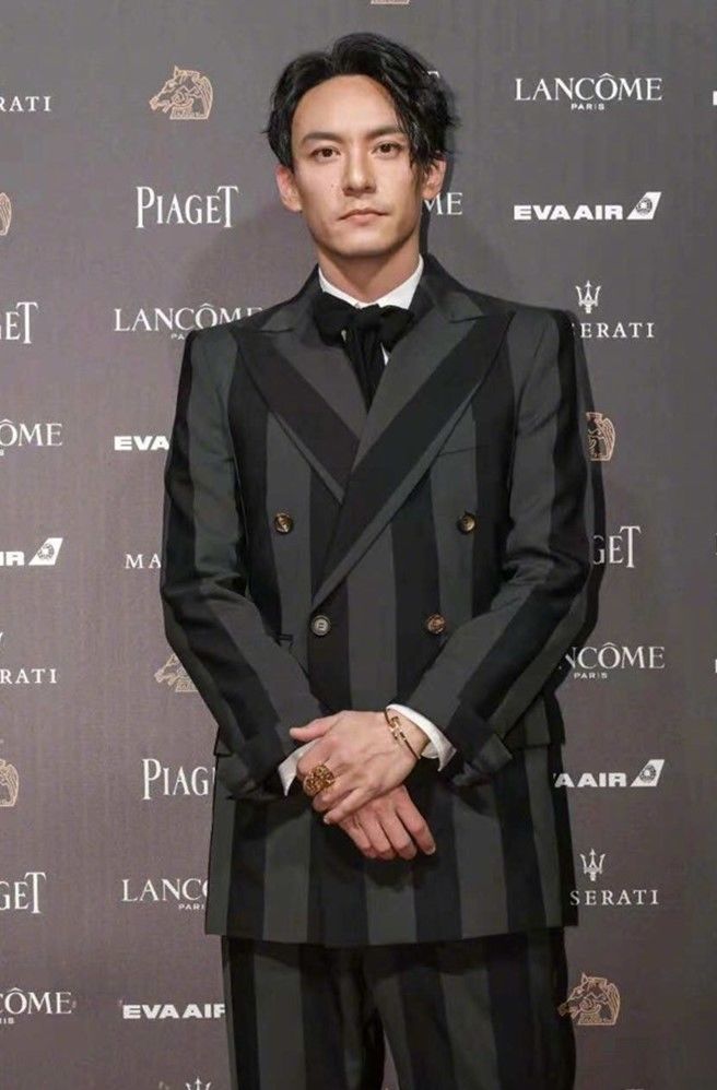 张震现身金马奖,一身"酱油"西装笔挺帅气,网友:居家接地气!