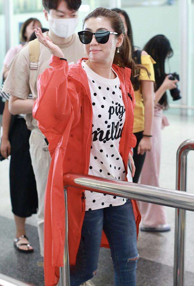 selina素颜现身下巴凹凸不平 无惧近拍甜笑招手状态好超自信|任家萱