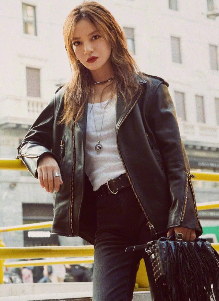 皮衣 牛仔裤天生一对,学赵薇这样穿,不显瘦10斤你就打我