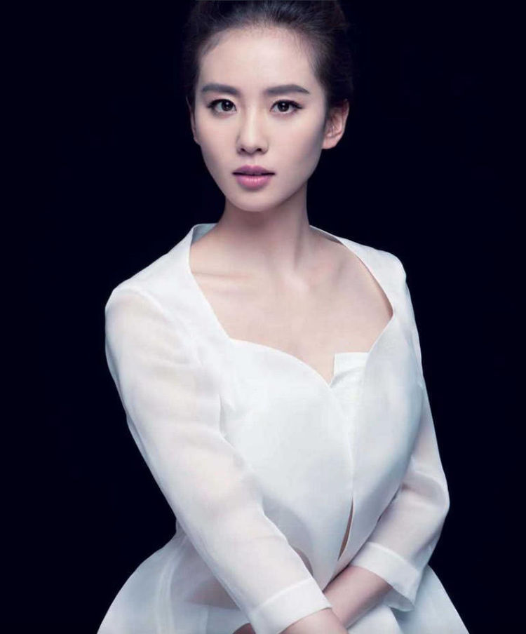 娱乐资讯:刘诗诗登《男人装》封面,一袭黑色装性感又霸气