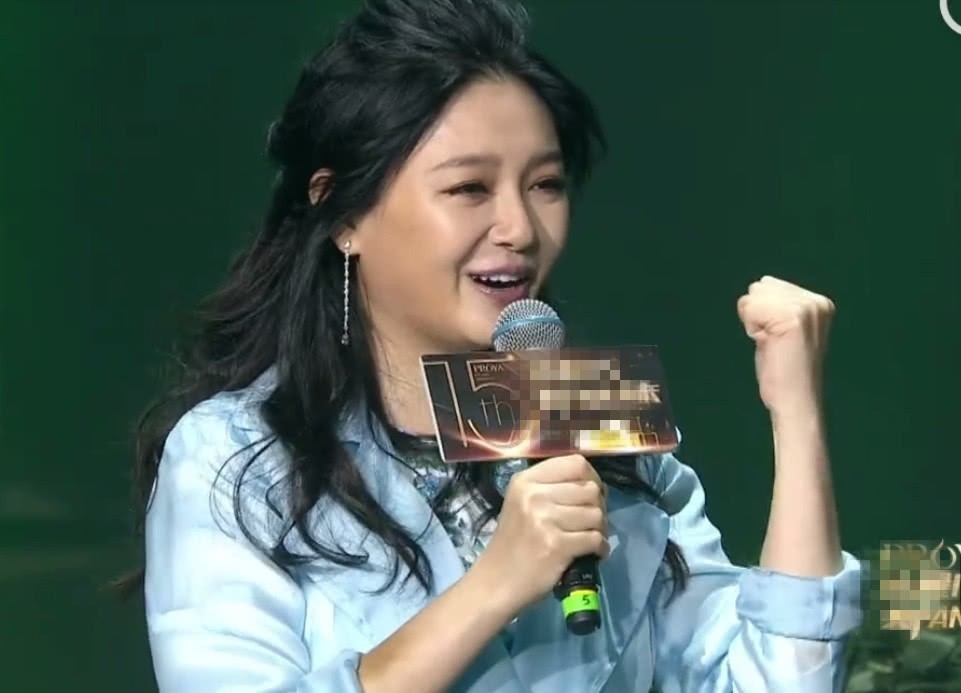 大s出席活动严重发福镜头前双下巴遮不住颜值被唐嫣碾压