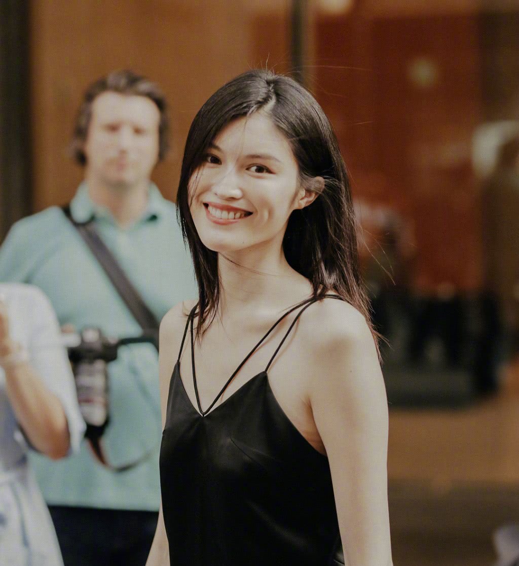 何穗厉害了,"睡裙"也能穿出了仙气飘飘,大长腿白到发光