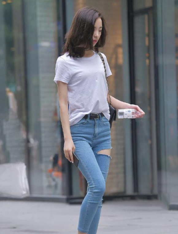 时尚的紧身牛仔裤小姐姐搭出女性优雅的气质韵味
