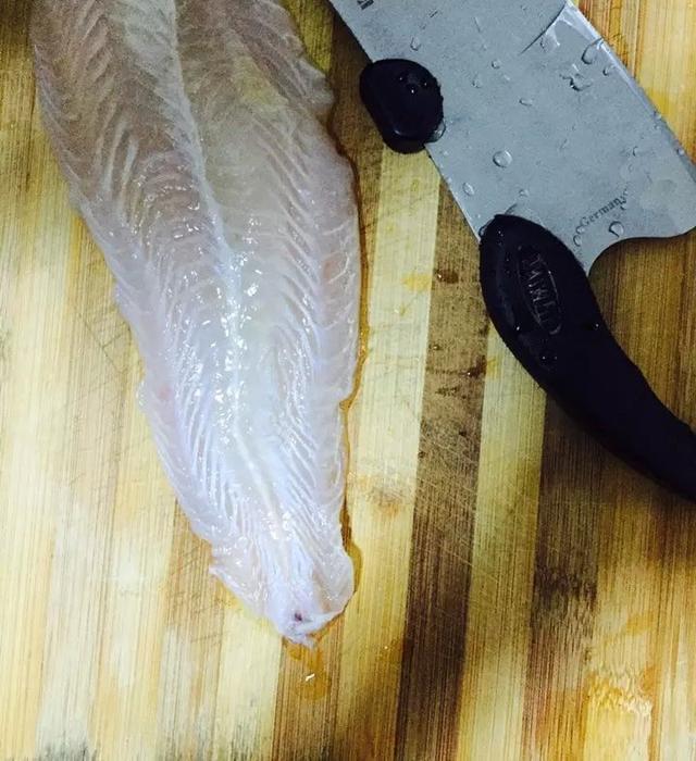 这鱼没有一根鱼刺,该给孩子吃,明目益智,做法告诉你|龙利鱼|尖椒|金针