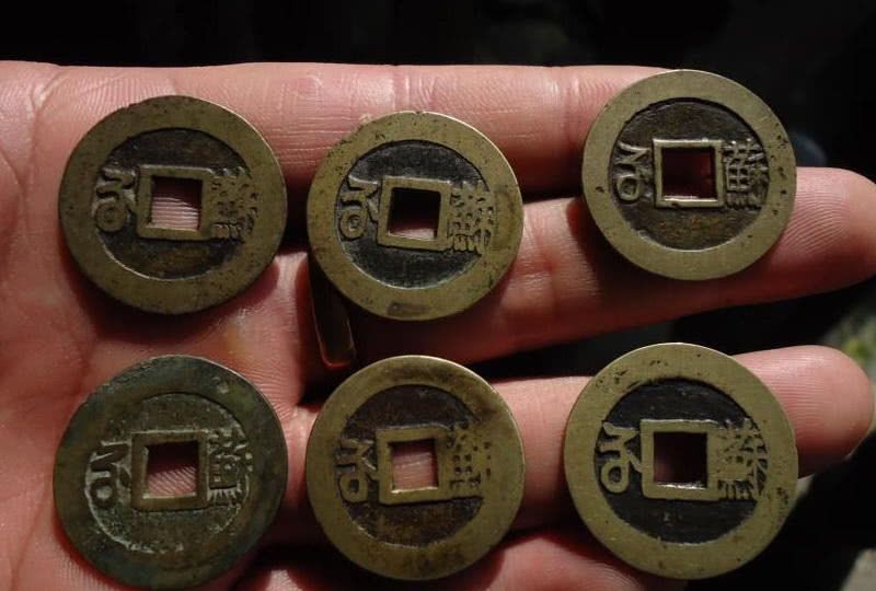 在古玩市场上花八百元收获八枚铜钱,朋友还说我捡漏了