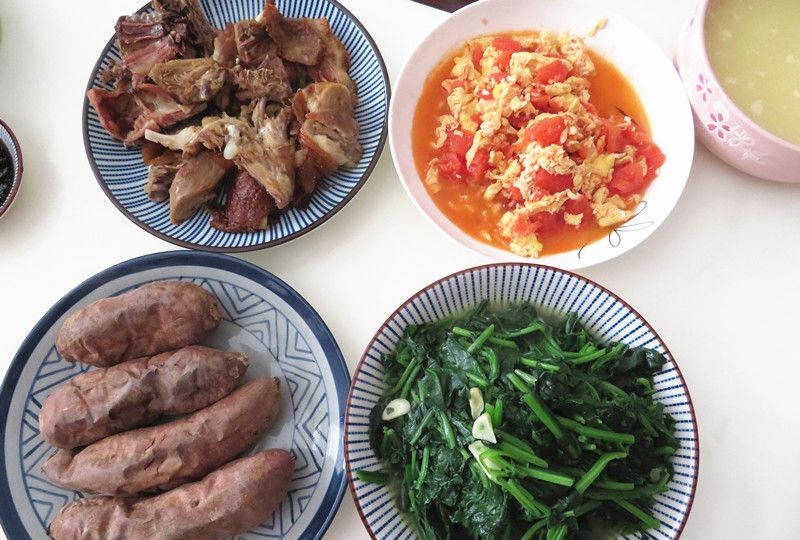 晒晒母子俩的午餐,有菜有肉吃的舒服,虽家常但好吃,知足!