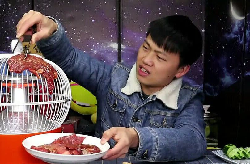 吃货明用奇葩方式烤肉,把牛肉暖炉上放烤,网友:连油漆都吃了