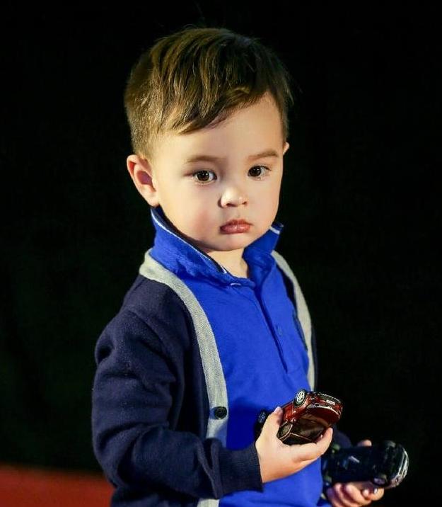 马雅舒混血儿子爱登长开了,五官立体很帅气,和刘烨家诺一有一拼