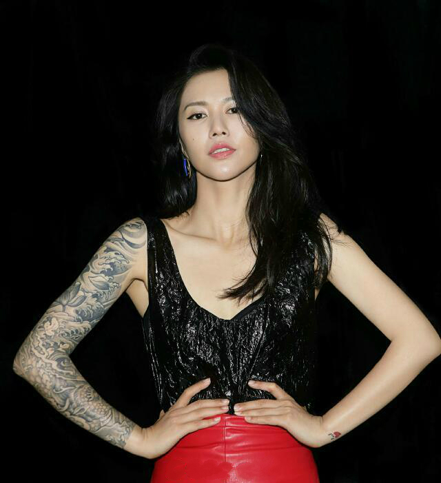 谭维维穿西装配运动裤现身,露花臂纹身惹争议,网友:欣赏不来!