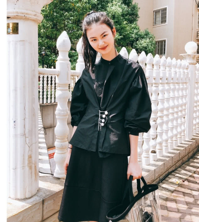 说是刘雯接班人?贺聪最近时尚街拍,这造型真有她的影子!