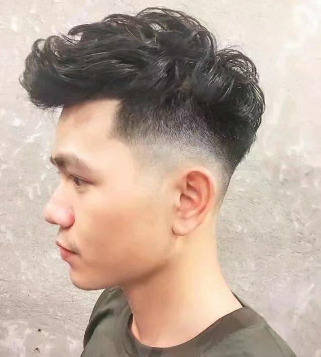 喜欢爆棚的卷发,就直接也用小杠子烫,烫出来的效果如图.