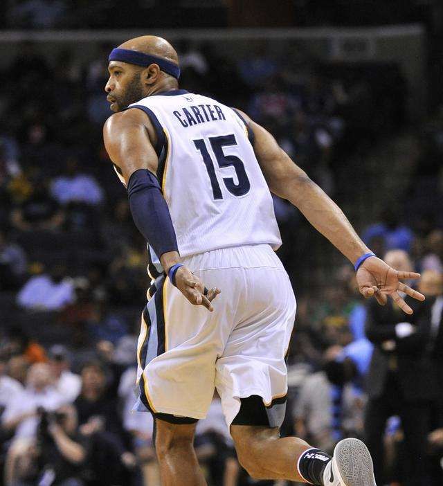 8动图看超远距离投篮:库里无视防守飙超远3分,卡特坐地甩出25米