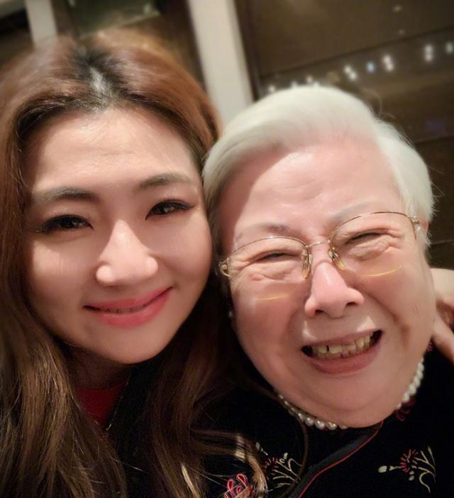 曾和俞灏明一起被烧伤的女星selina发文为外婆庆生,不需要滤镜