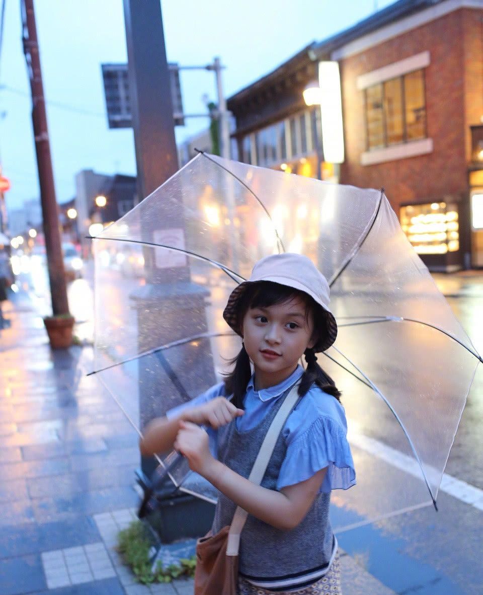 芈月传中饰演3岁小芈月的刘楚恬灵气十足时尚街拍更显呆萌
