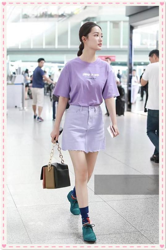 当38岁姚晨穿紫色t撞上27岁李沁,才知道30 的女人扮嫩有多可怕!