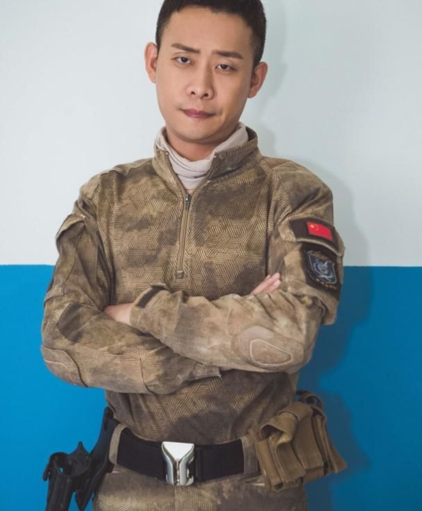 曾跑龙套长达十年,四十岁夺得影帝称号,现是人生赢家!