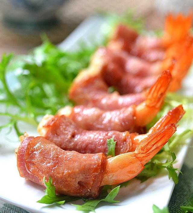 正文     材料:培根,鲜虾,食用油,生粉,料酒   做法:   1,将大虾洗净