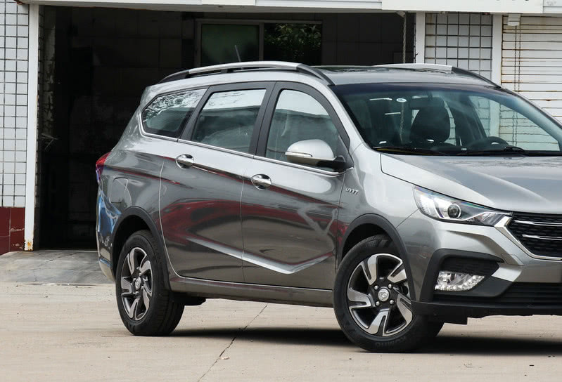 月薪3千就知道买飞度这款平价车王自带双人床油耗5l仅4万