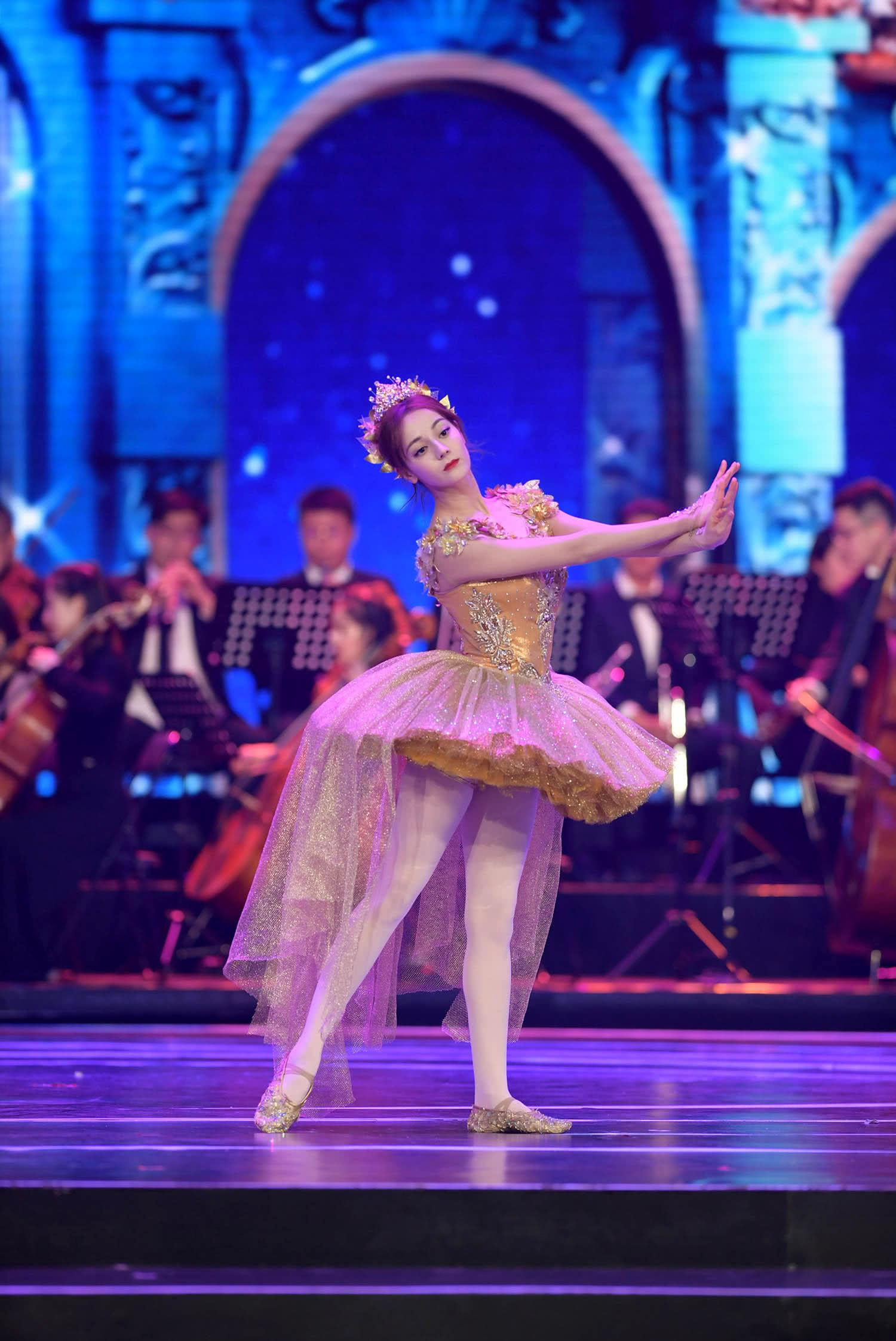 热巴跳芭蕾不踮脚尖,寡淡如她吹港风美人…你还相信人设吗?