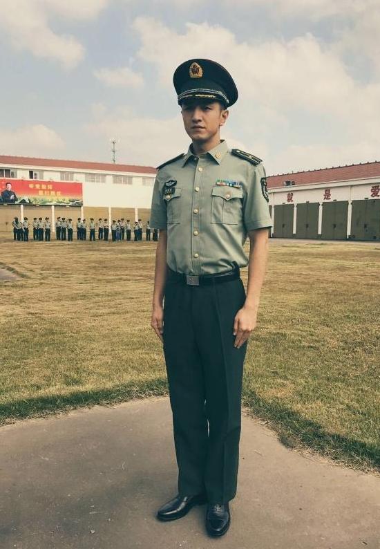 华表奖吴京站姿火了国剧盛典金瀚站姿火了兵哥哥气场强大