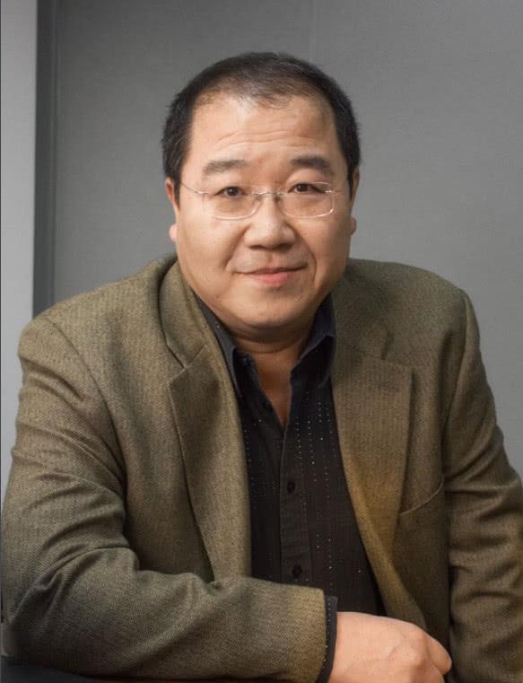 英达小儿子英如镝近照,才华横溢魅力非凡,长相帅气胜过巴图!