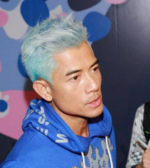 53岁郭富城染金色头发,指甲更是夺人眼球,网友:学陈志朋吗?