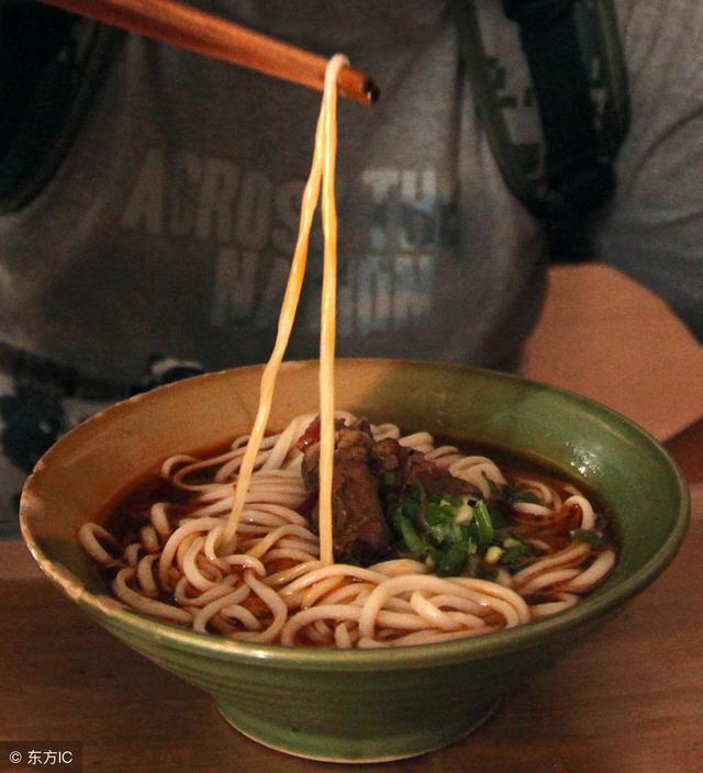 成都古镇出个甩面仙子,面容姣好,网友:吃面第二,冲人去的