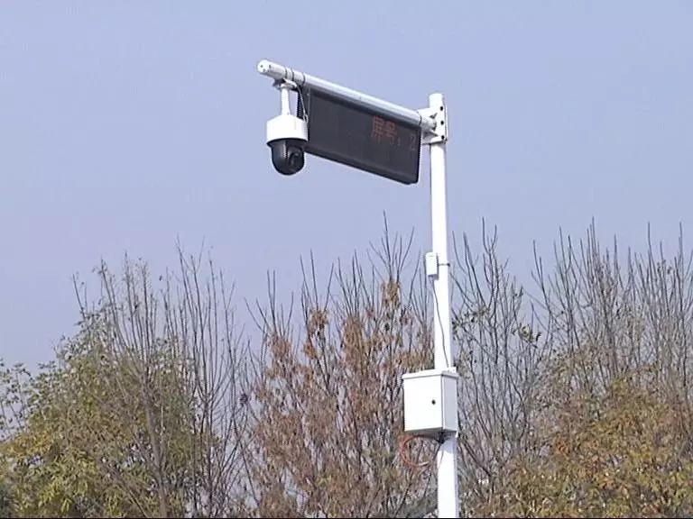 了新增违停抓拍设备——倒"l"型的白色交通杆上,除了违停抓拍摄像头外