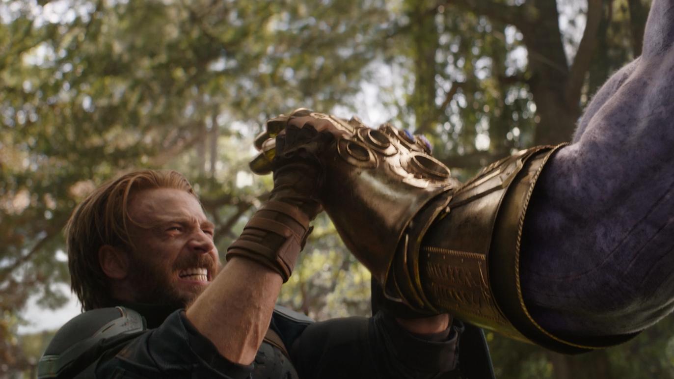 美国队长为钢铁侠挡拳,并推开了灭霸.